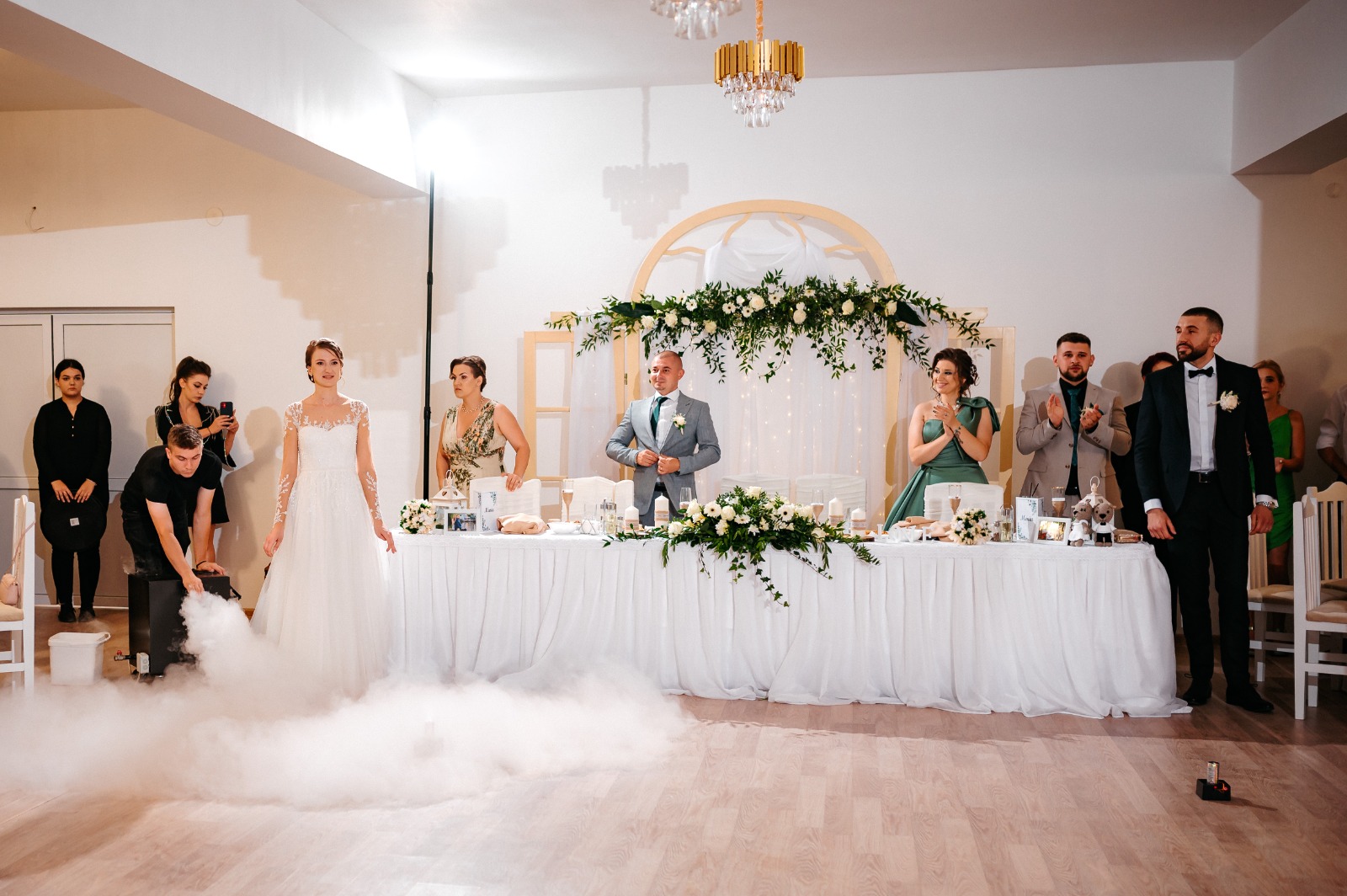 Brautpaar am Ehrentisch im Hochzeitssaal