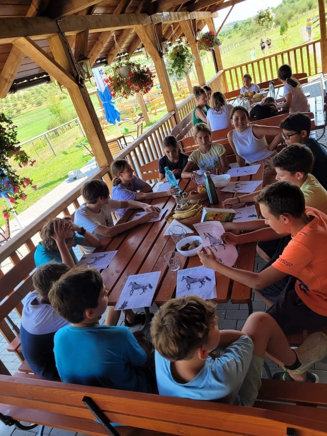 Kinder bei einem Workshop am Tisch im Pavillon
